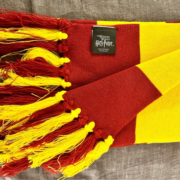 🧣Gryffindor Hogwarts Officially Licensed - Picture 6 of 10